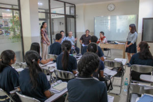 学校視察の様子
